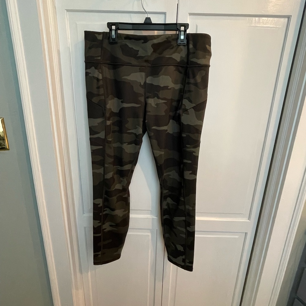 Athleta Camo Contender 7/8 Tight, size L
